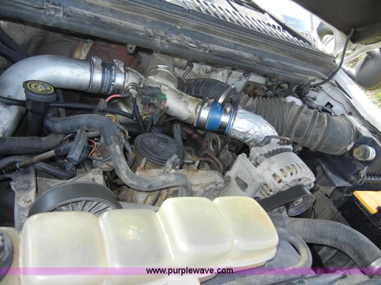 image for item C4240 2000 Ford F550 XL Super Duty pickup truck