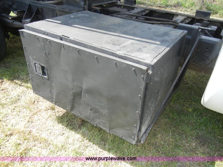 image for item C4240 2000 Ford F550 XL Super Duty pickup truck