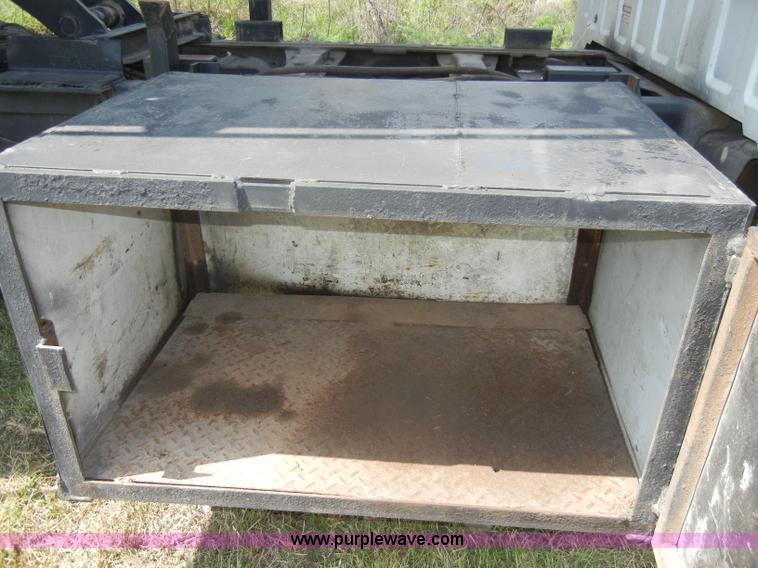 image for item C4240 2000 Ford F550 XL Super Duty pickup truck