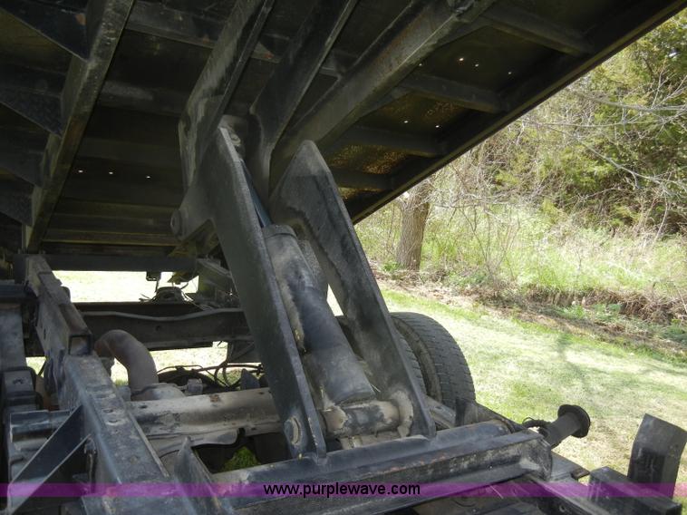 image for item C4240 2000 Ford F550 XL Super Duty pickup truck