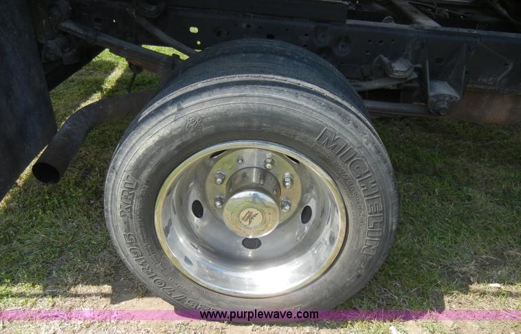 image for item C4240 2000 Ford F550 XL Super Duty pickup truck