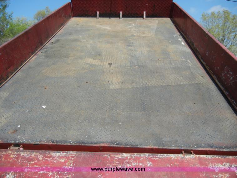 image for item C4240 2000 Ford F550 XL Super Duty pickup truck