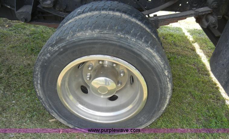 image for item C4240 2000 Ford F550 XL Super Duty pickup truck