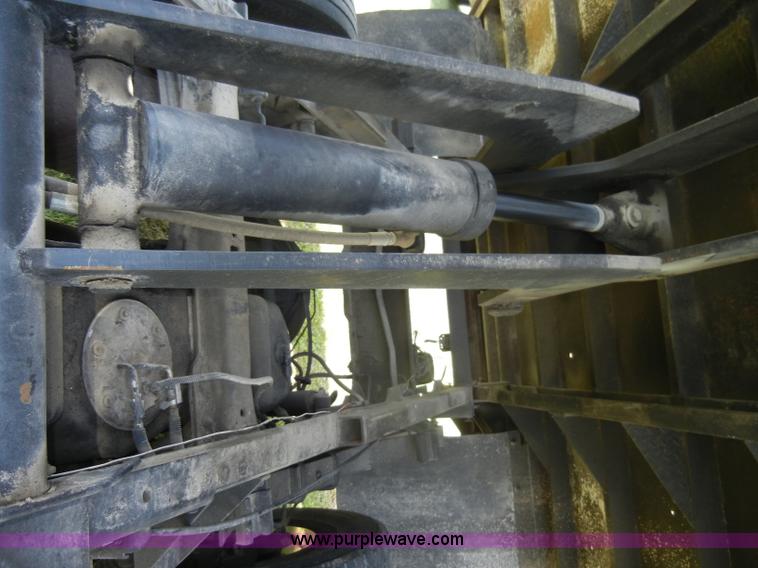 image for item C4240 2000 Ford F550 XL Super Duty pickup truck