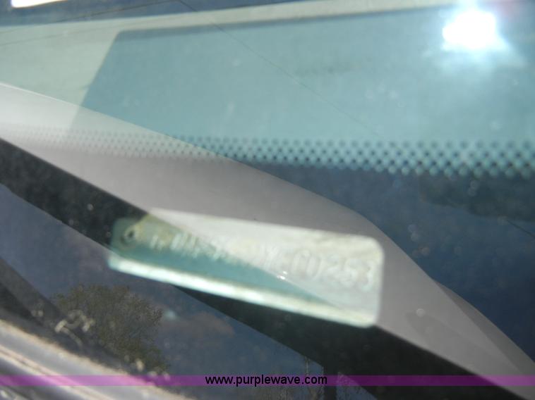 image for item C4240 2000 Ford F550 XL Super Duty pickup truck