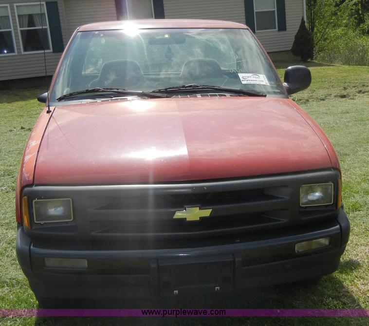 image for item C4244 1996 Chevrolet S10 pickup truck