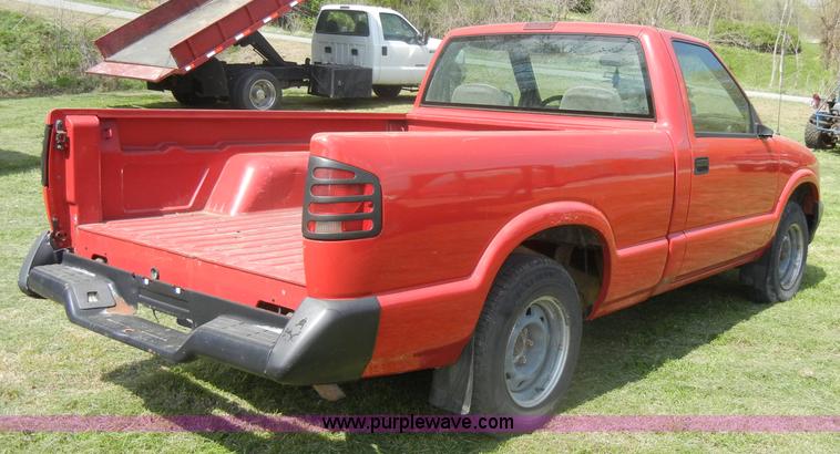 image for item C4244 1996 Chevrolet S10 pickup truck
