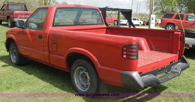 image for item C4244 1996 Chevrolet S10 pickup truck