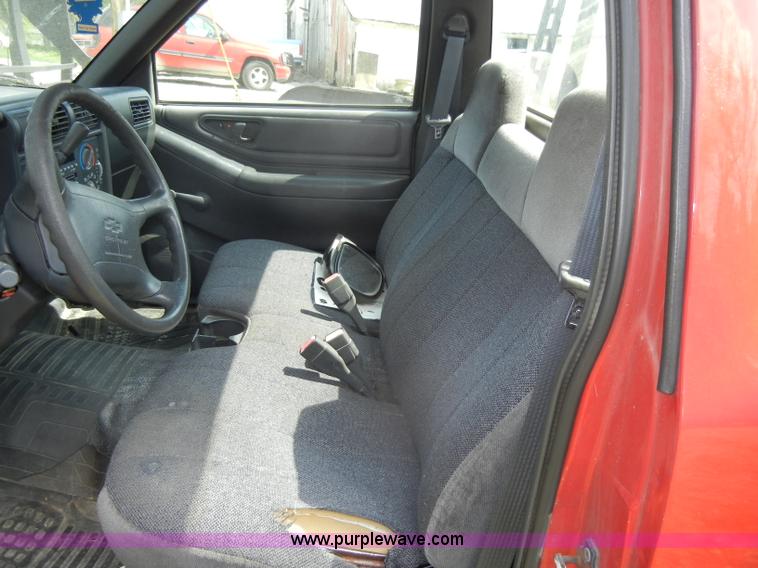 image for item C4244 1996 Chevrolet S10 pickup truck