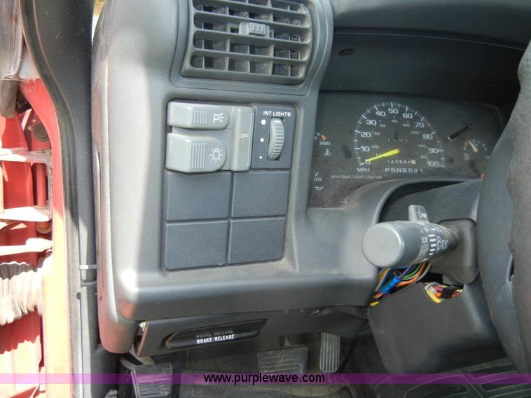 image for item C4244 1996 Chevrolet S10 pickup truck