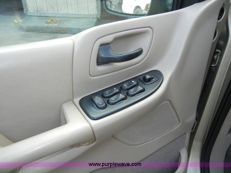 image for item C4251 2000 Ford Windstar SE mini van