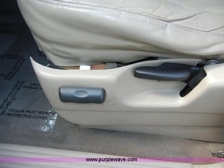 image for item C4251 2000 Ford Windstar SE mini van