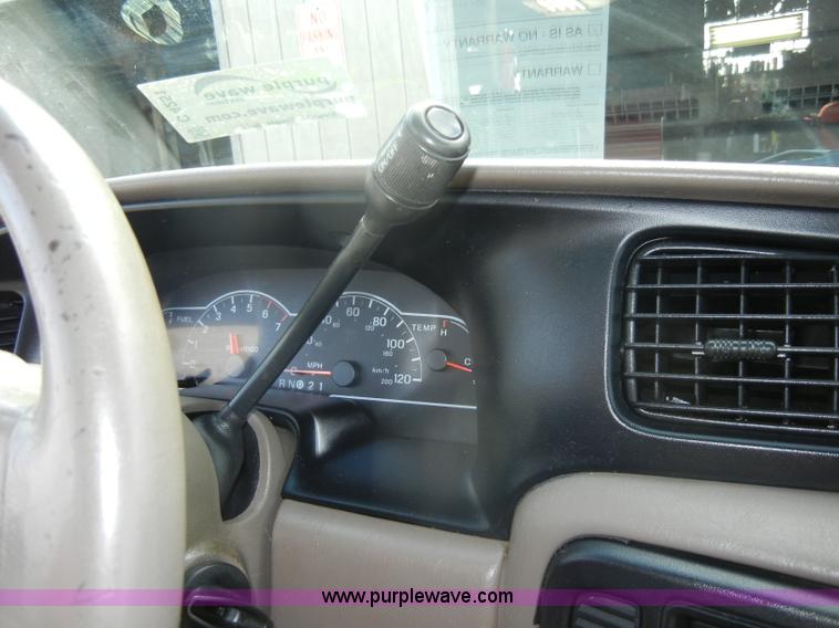 image for item C4251 2000 Ford Windstar SE mini van