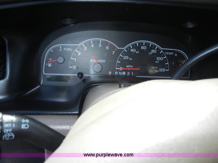 image for item C4251 2000 Ford Windstar SE mini van