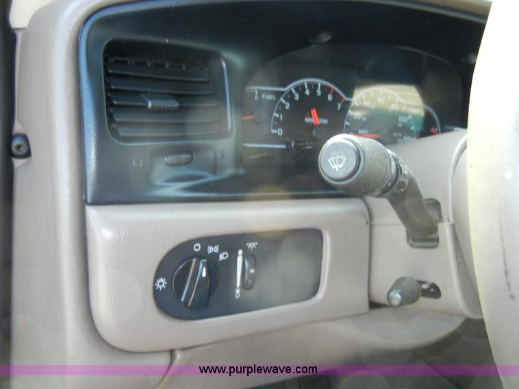 image for item C4251 2000 Ford Windstar SE mini van