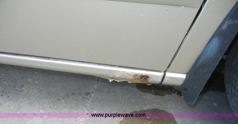 image for item C4251 2000 Ford Windstar SE mini van