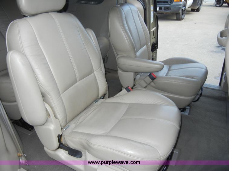 image for item C4251 2000 Ford Windstar SE mini van