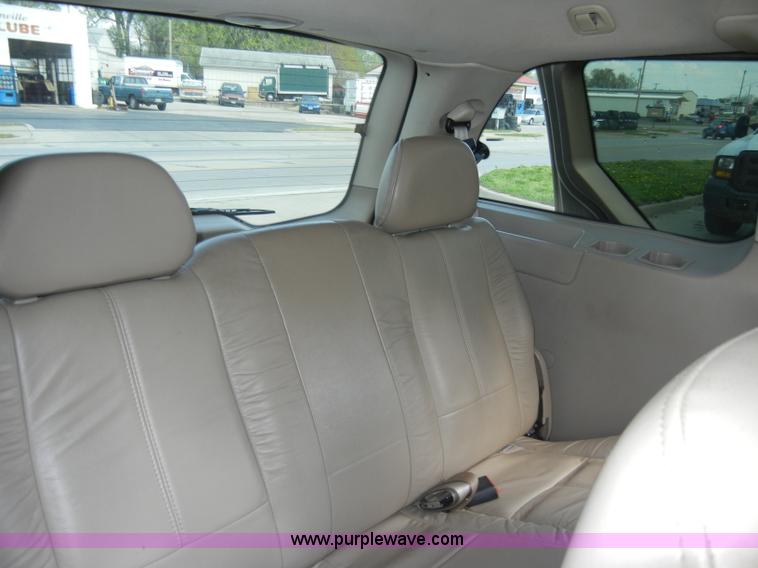 image for item C4251 2000 Ford Windstar SE mini van