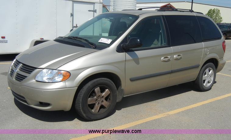 image for item C4258 2006 Dodge Caravan SXT mini van