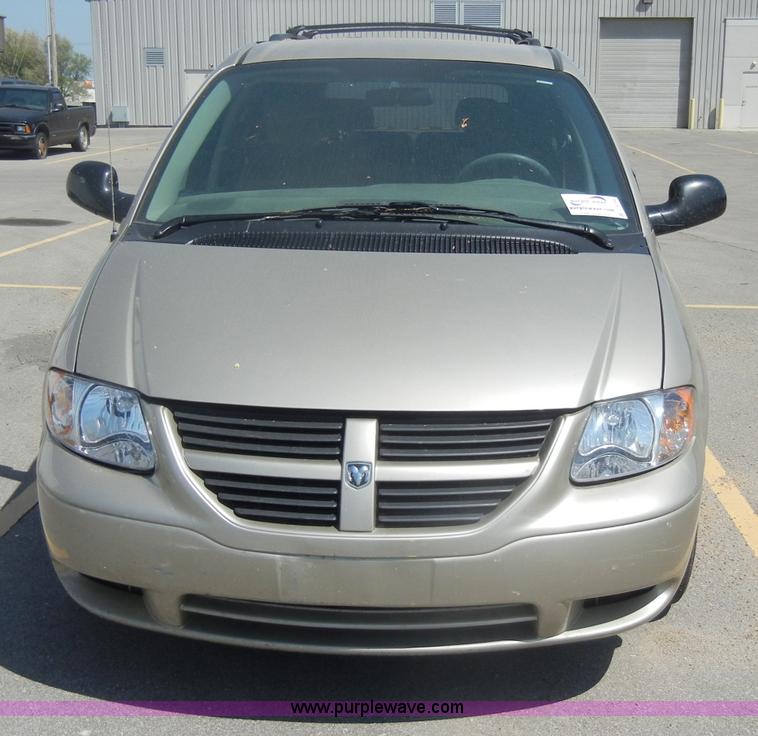 image for item C4258 2006 Dodge Caravan SXT mini van