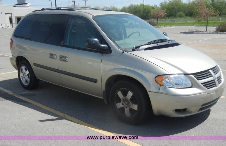 image for item C4258 2006 Dodge Caravan SXT mini van