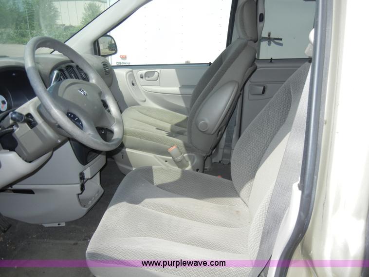 image for item C4258 2006 Dodge Caravan SXT mini van