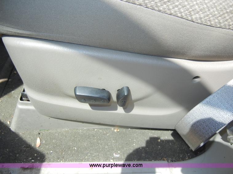 image for item C4258 2006 Dodge Caravan SXT mini van