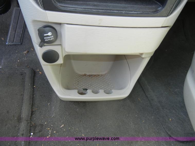 image for item C4258 2006 Dodge Caravan SXT mini van