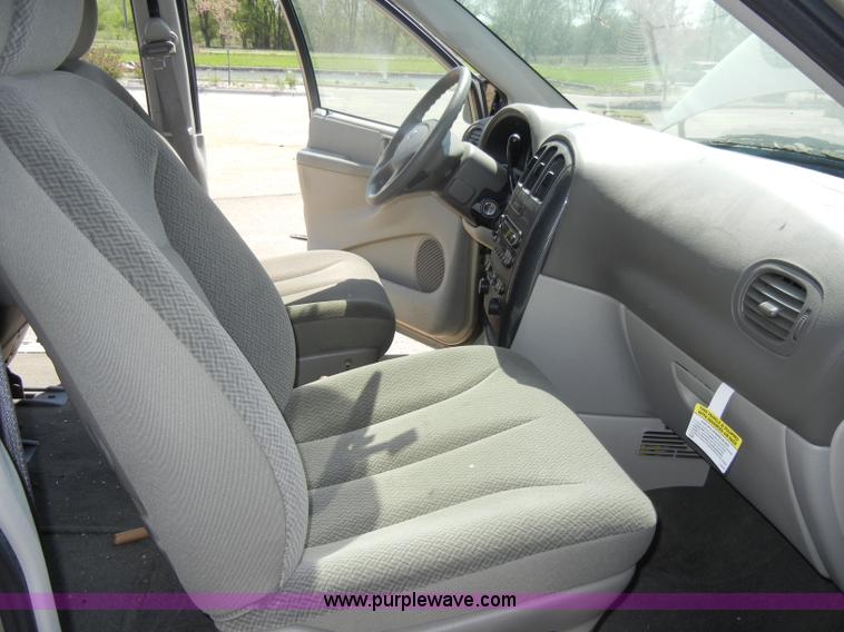 image for item C4258 2006 Dodge Caravan SXT mini van