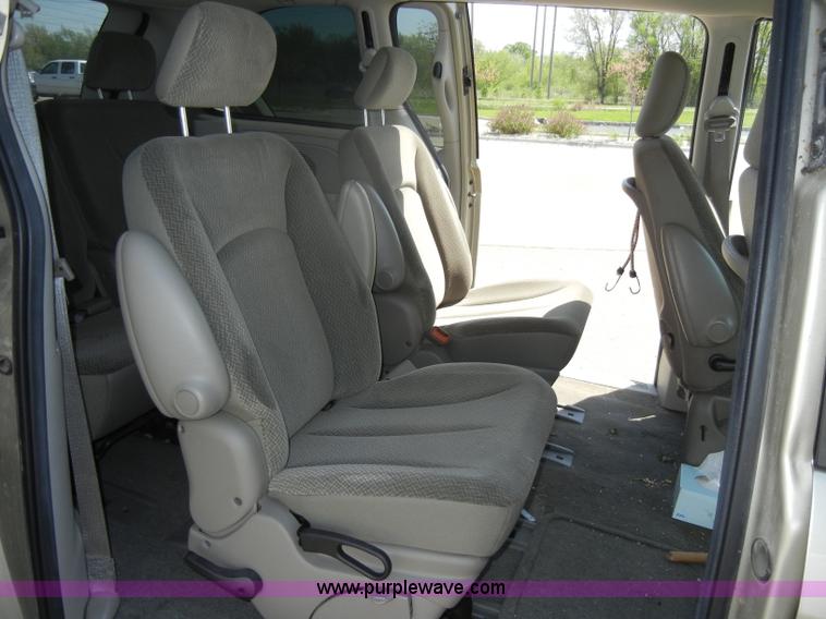 image for item C4258 2006 Dodge Caravan SXT mini van