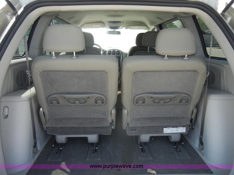image for item C4258 2006 Dodge Caravan SXT mini van