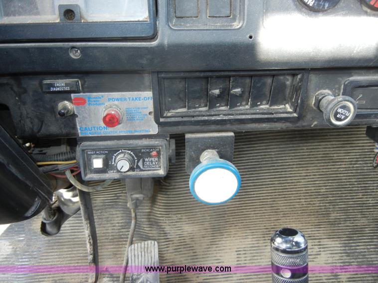 image for item C4366 1997 International 4700 flatbed truck