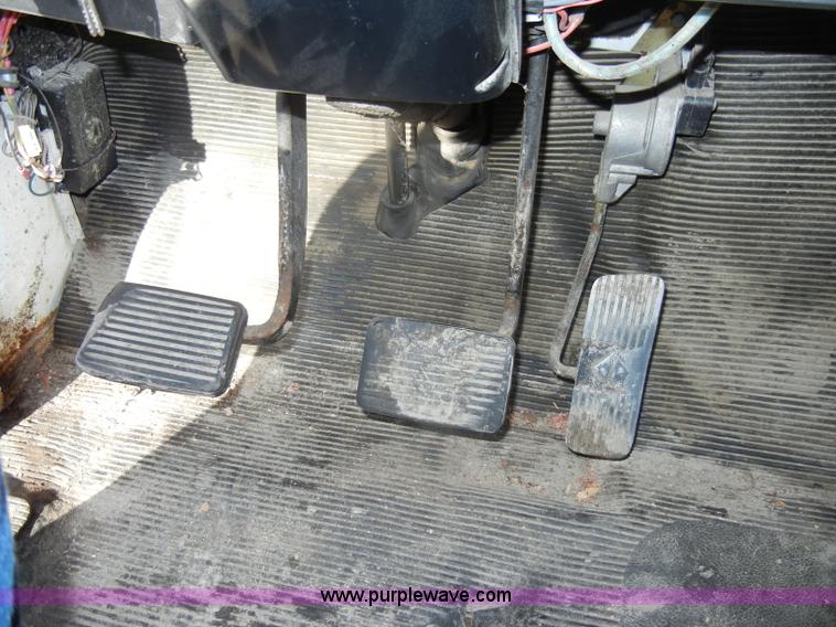 image for item C4366 1997 International 4700 flatbed truck