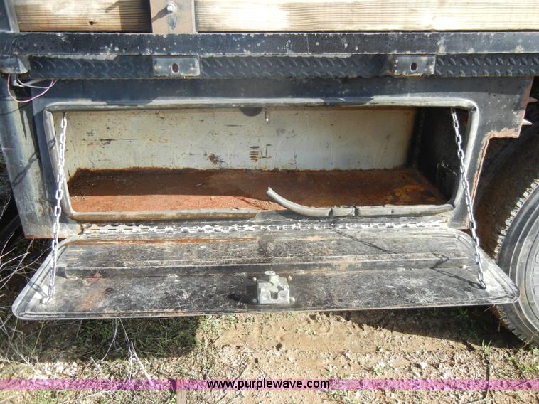 image for item C4366 1997 International 4700 flatbed truck