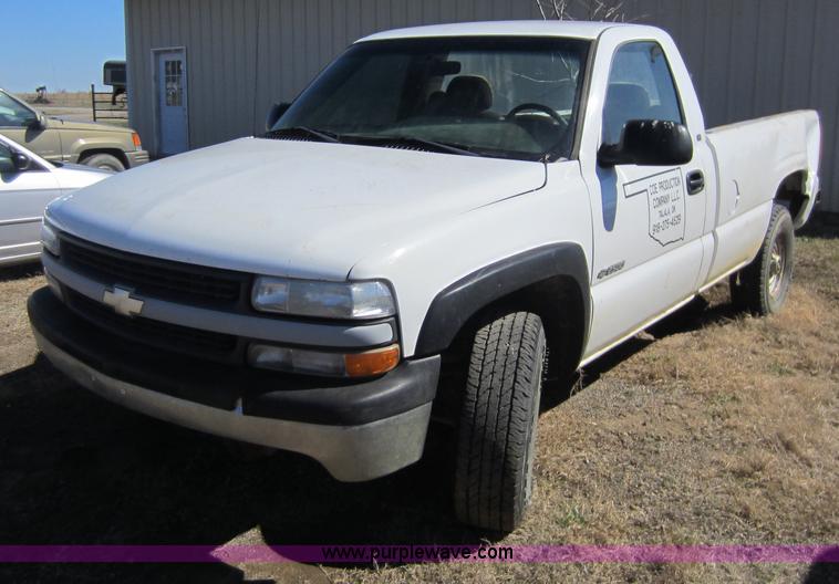image for item C5354 2001 Chevrolet Silverado 2500 pickup truck