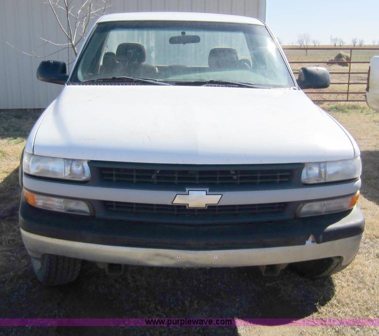 image for item C5354 2001 Chevrolet Silverado 2500 pickup truck