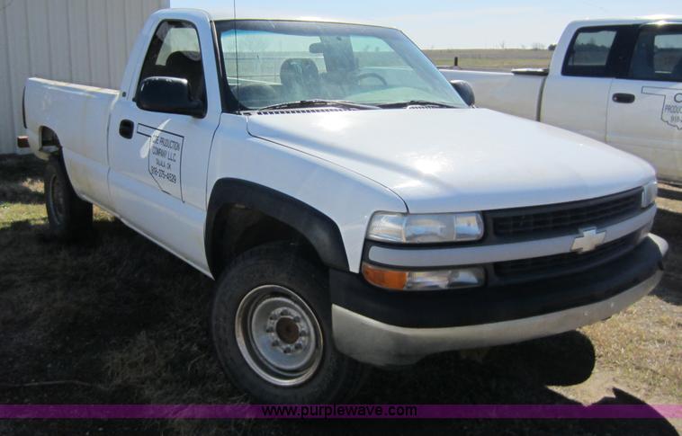 image for item C5354 2001 Chevrolet Silverado 2500 pickup truck