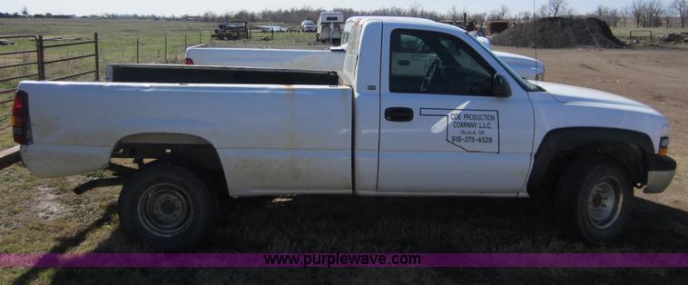 image for item C5354 2001 Chevrolet Silverado 2500 pickup truck