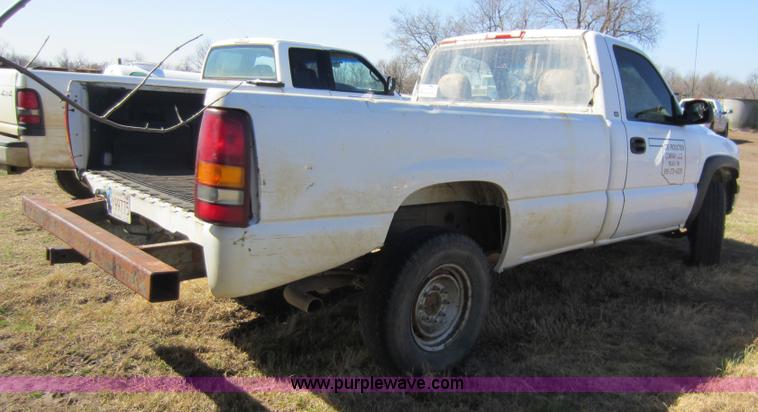image for item C5354 2001 Chevrolet Silverado 2500 pickup truck