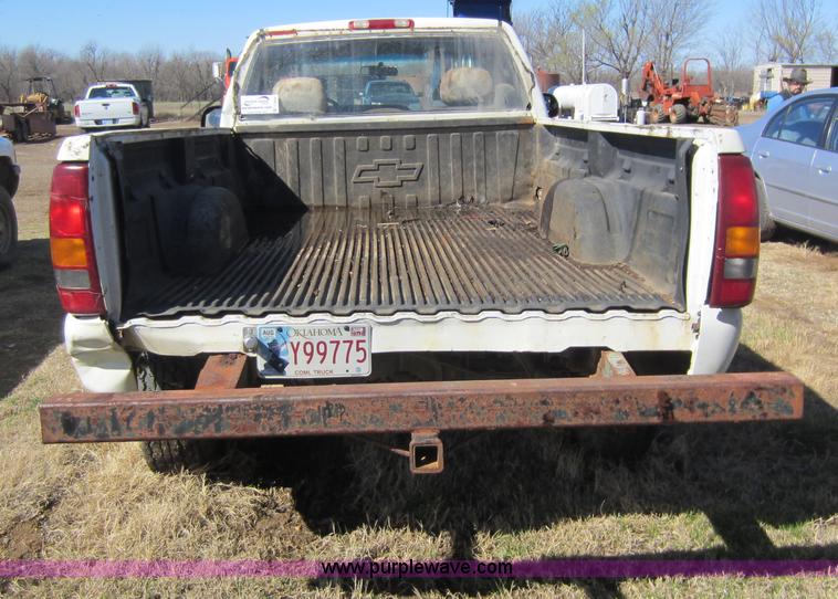 image for item C5354 2001 Chevrolet Silverado 2500 pickup truck