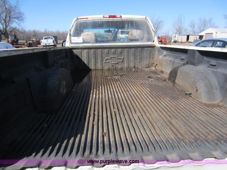 image for item C5354 2001 Chevrolet Silverado 2500 pickup truck