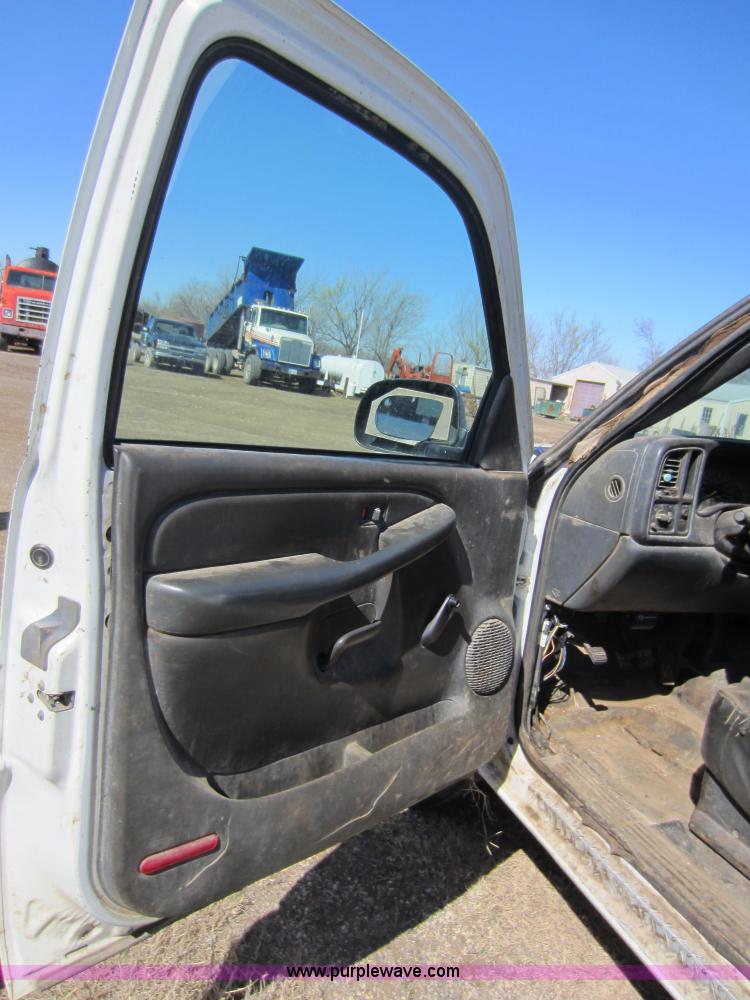 image for item C5354 2001 Chevrolet Silverado 2500 pickup truck