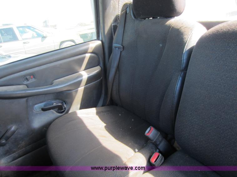 image for item C5354 2001 Chevrolet Silverado 2500 pickup truck