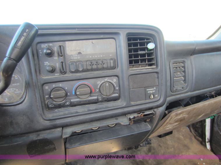 image for item C5354 2001 Chevrolet Silverado 2500 pickup truck