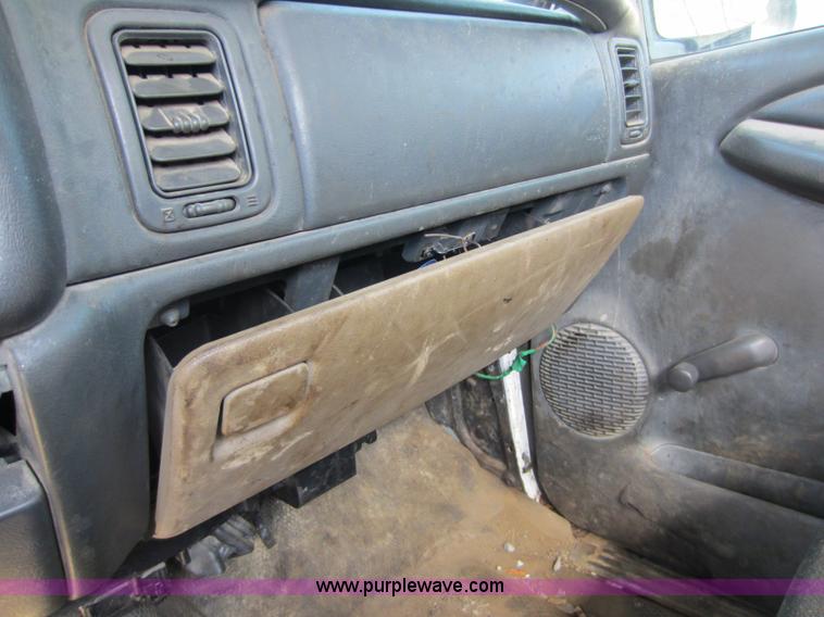 image for item C5354 2001 Chevrolet Silverado 2500 pickup truck