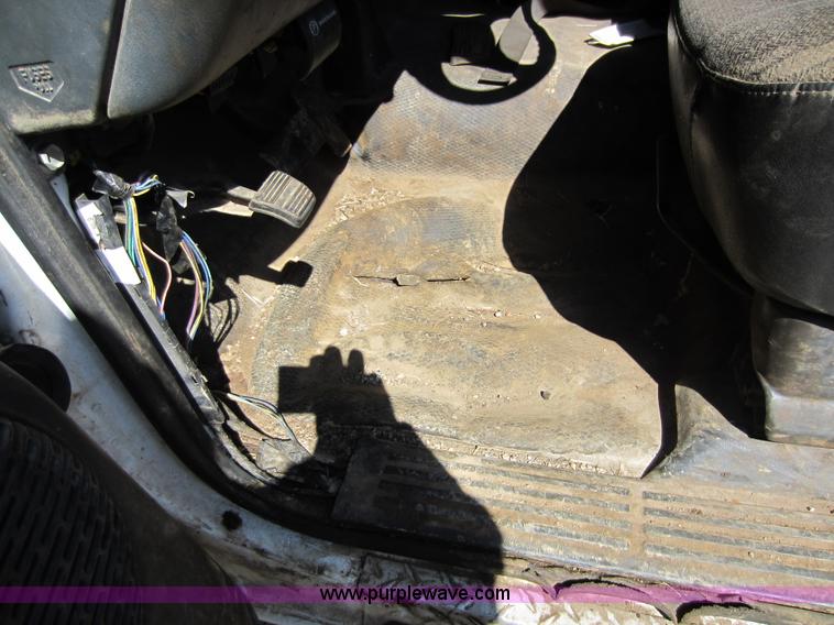 image for item C5354 2001 Chevrolet Silverado 2500 pickup truck