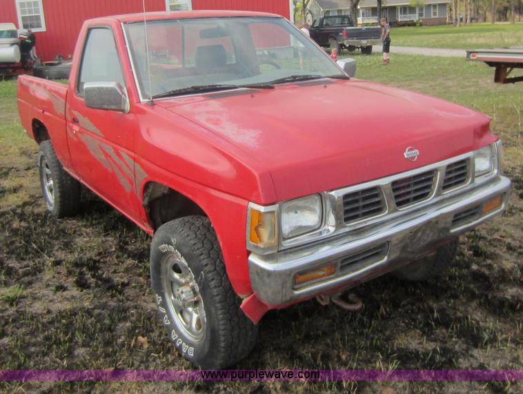 image for item C5421 1995 Nissan XE pickup truck