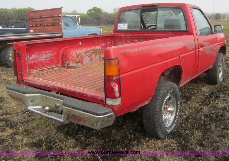 image for item C5421 1995 Nissan XE pickup truck