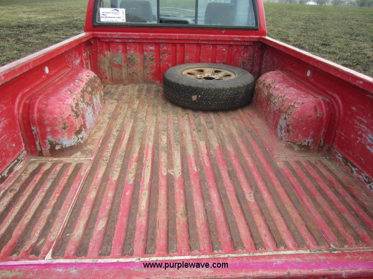 image for item C5421 1995 Nissan XE pickup truck