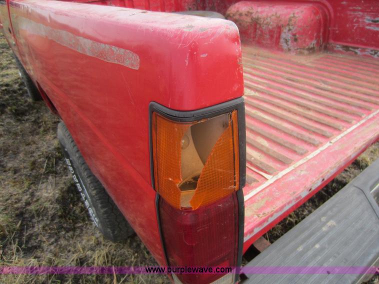 image for item C5421 1995 Nissan XE pickup truck